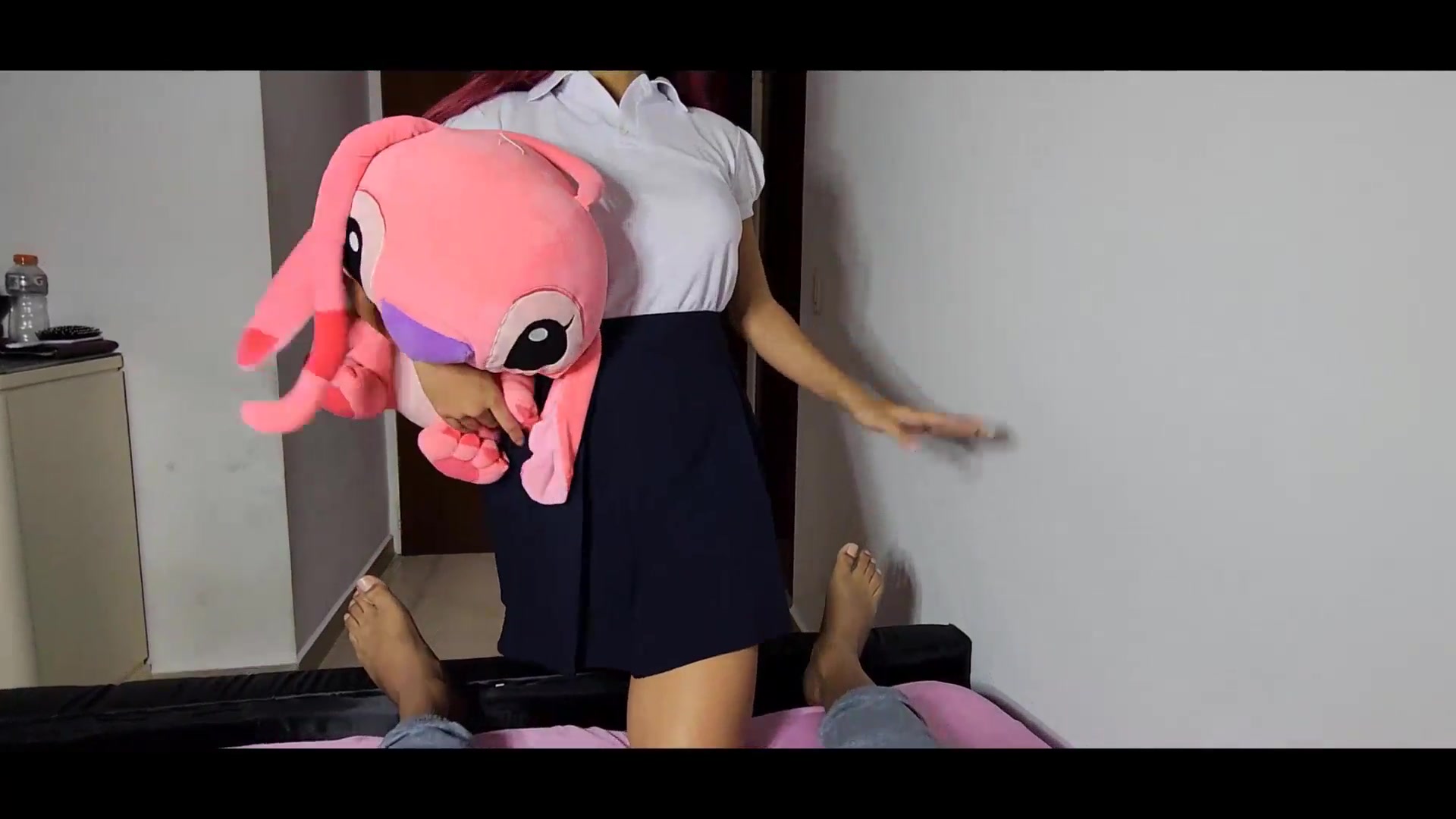 Corrida en hermanastra mientras los COMPARTO MI CAMA estándo en casa