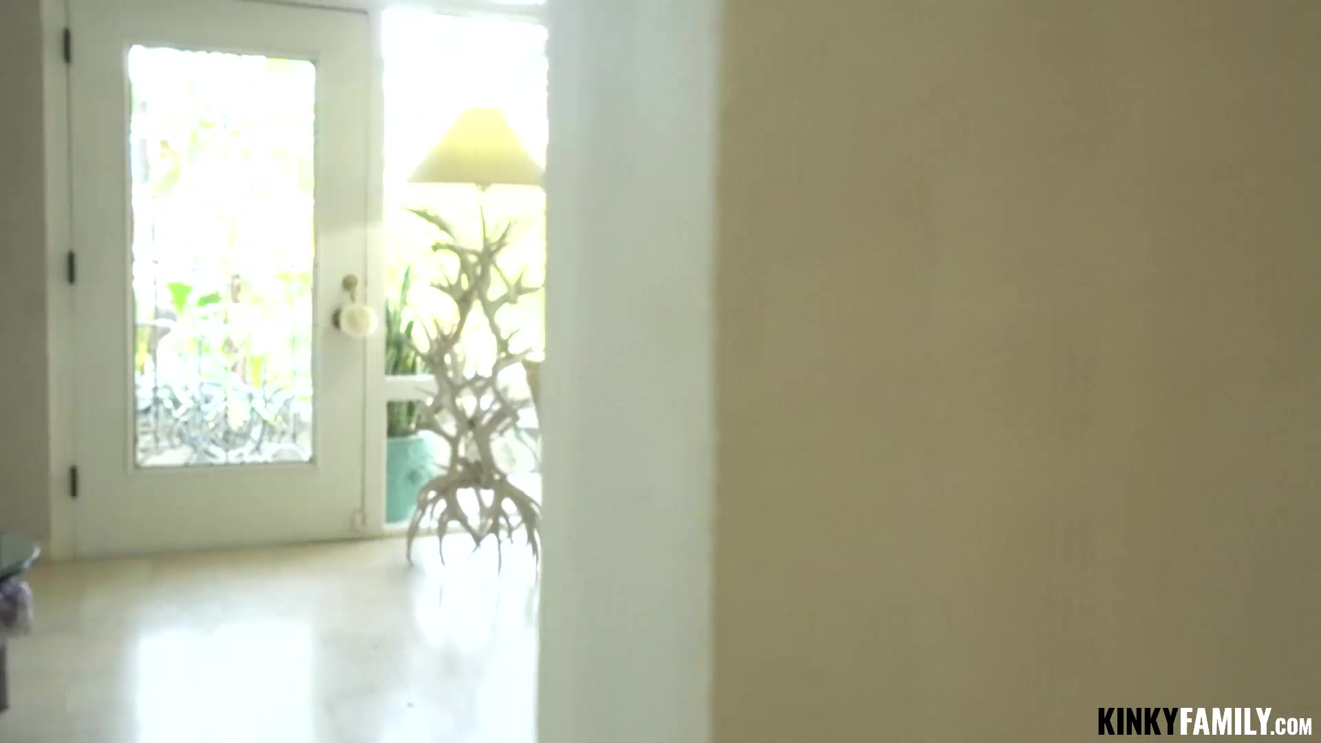 Kinky Family – Fucking stepsis Scarlett Bloom before a party