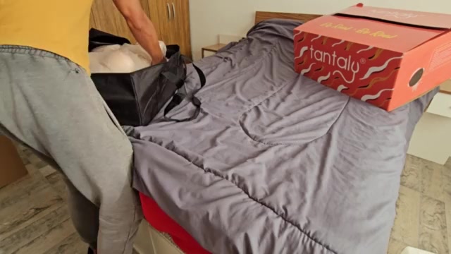 Follo a una muñeca Tantaly parecida a mi hermanastra