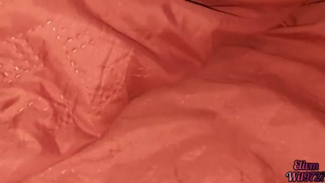 me mete en su cuarto en una Reunion Familiar y me deja ver su leche y follamos