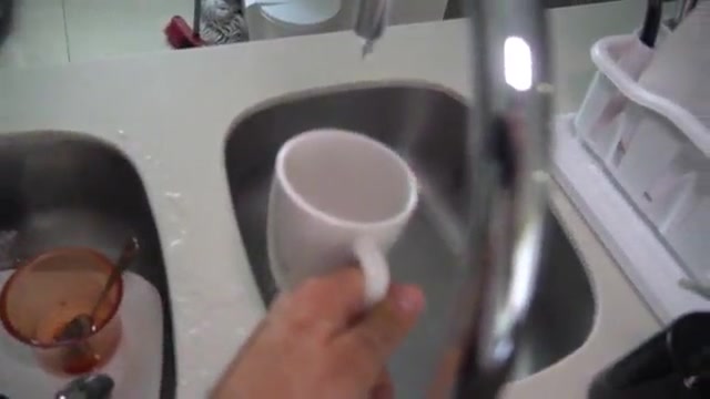 Hermanastra malcriada, encuentro a mi hermanastra en ropa interior en el sofá