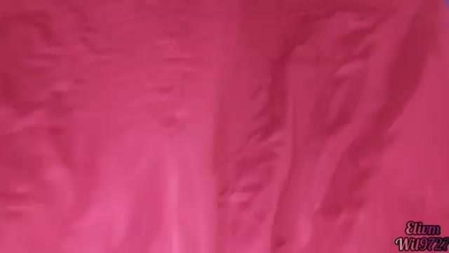 stepBrother stepSister XXX bajo las sabanas mientras sus familias están fuera de la habitación |Elivm|