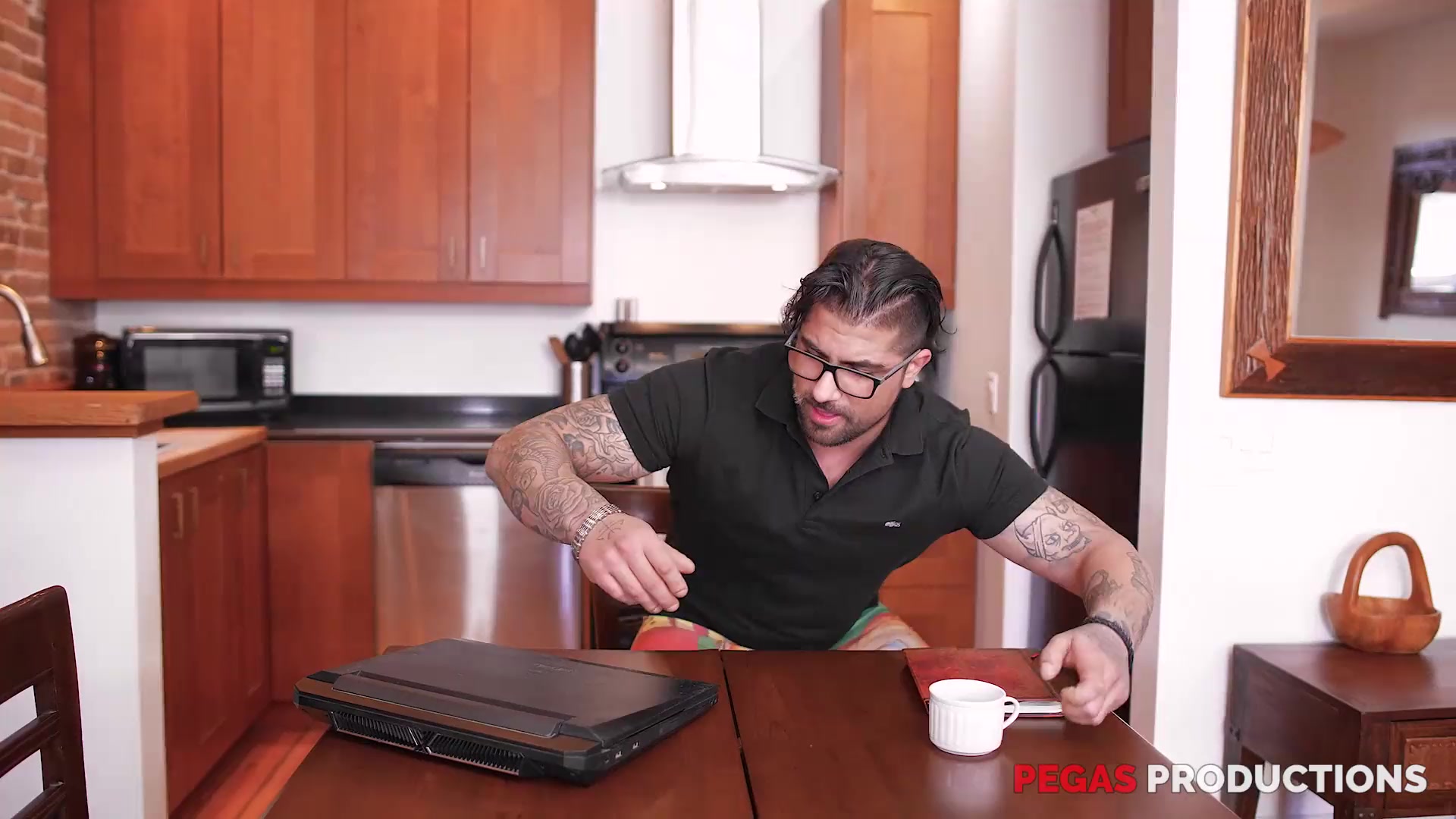 Pegas Productions – Ma belle-soeur me suce pendant mon Zoom call