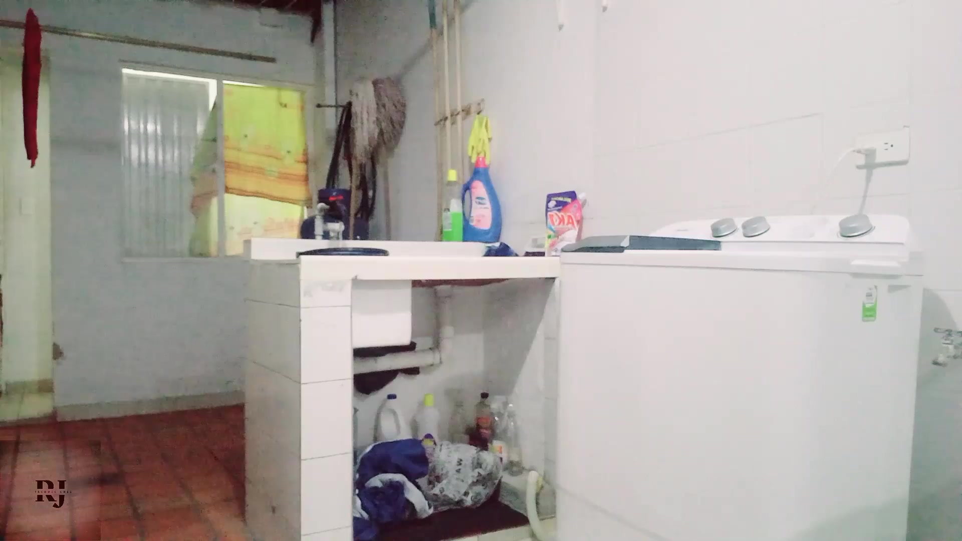 empiezo a masturbarme mientras mi hermanastra lava la ropa