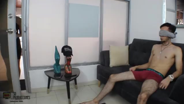 Descubro que mi hermanastra hace shows a domicilio