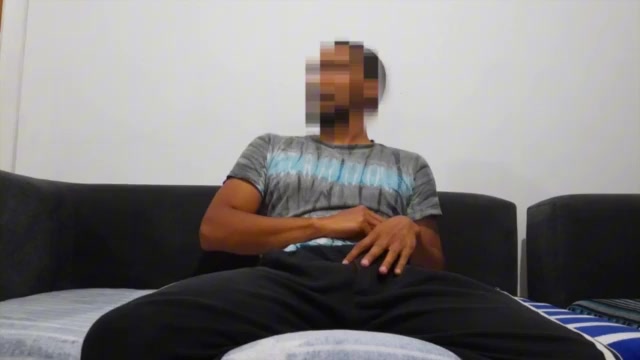 HERMANASTRA me pilla masturbándome y me ayuda a correrme con su concha