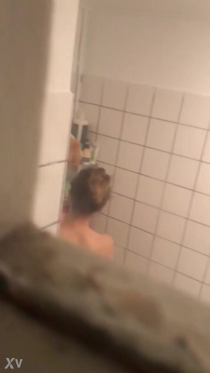 Moja siostra naga bierze prysznic