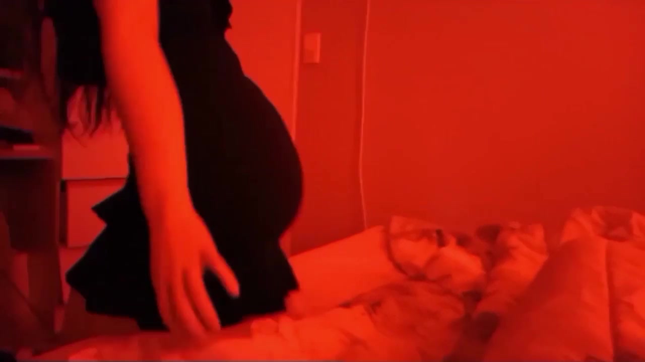 Mi hermanastra entra a mi habitación para coger