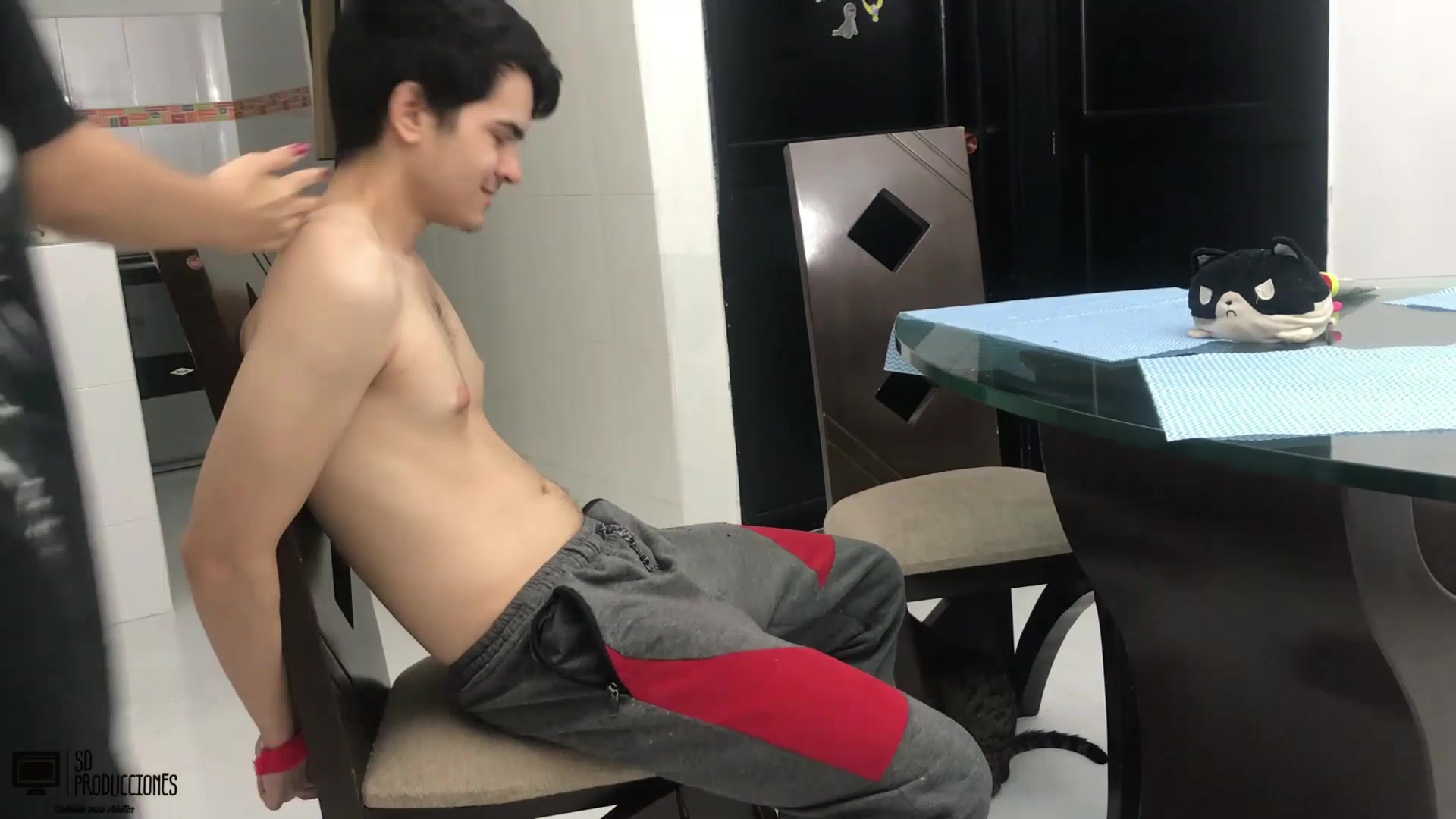 La cachonda de mi hermanastra me ata las manos con unas esposas para que folle con ella