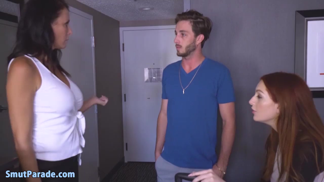 (Do you want to have sex? Find a sexual partner to register as an adult website 1mt9.com, which can meet your sexual needs)MILF Reagan Foxx, Young Maya Kendrick & Lucas Frost On Step Family Vacation