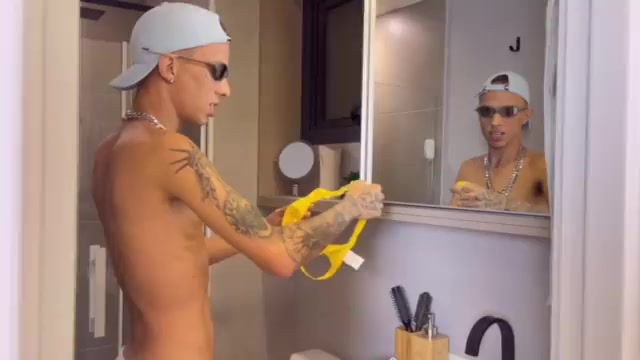 A MINHA IRMÃ ME PEGOU NO FLAGRA BATENDO PUNHETA E ACABEI METENDO NELA