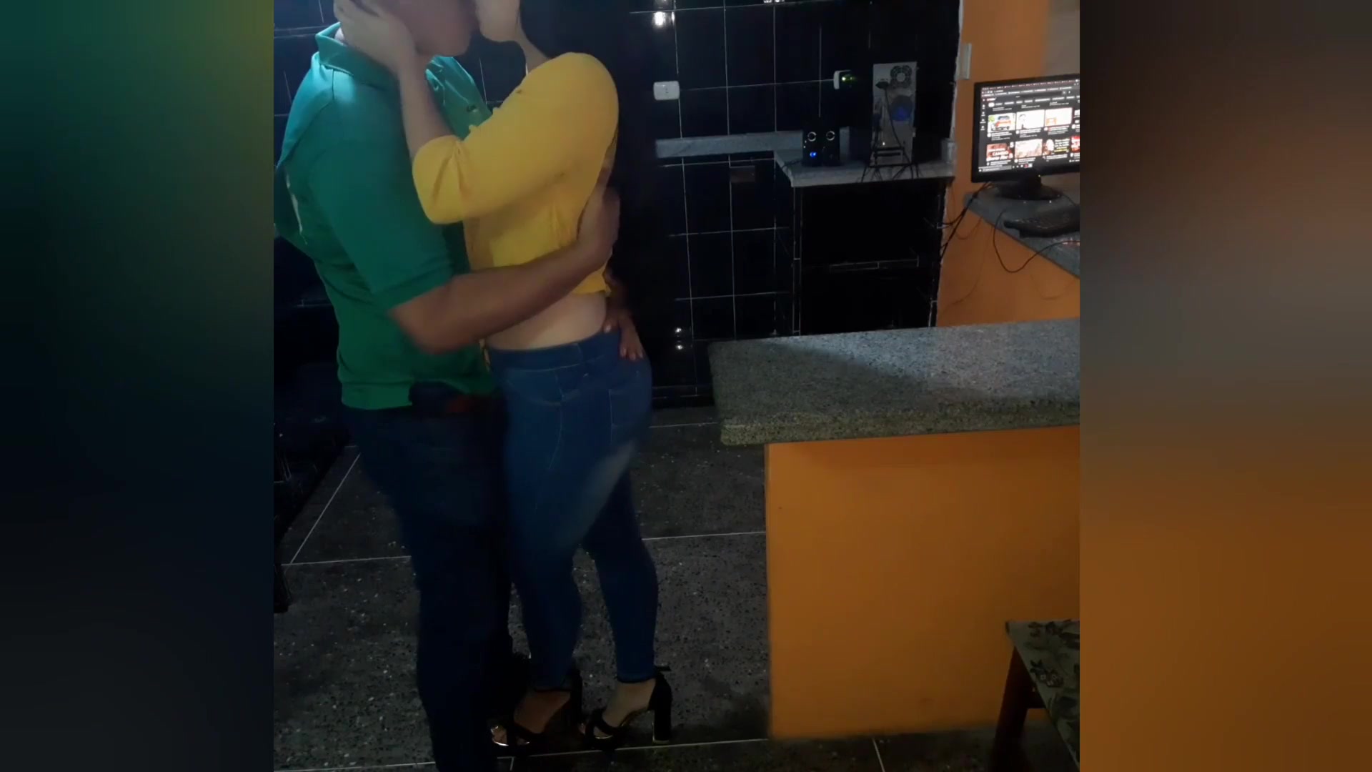 Mi hermanastra es hermosa y caliente