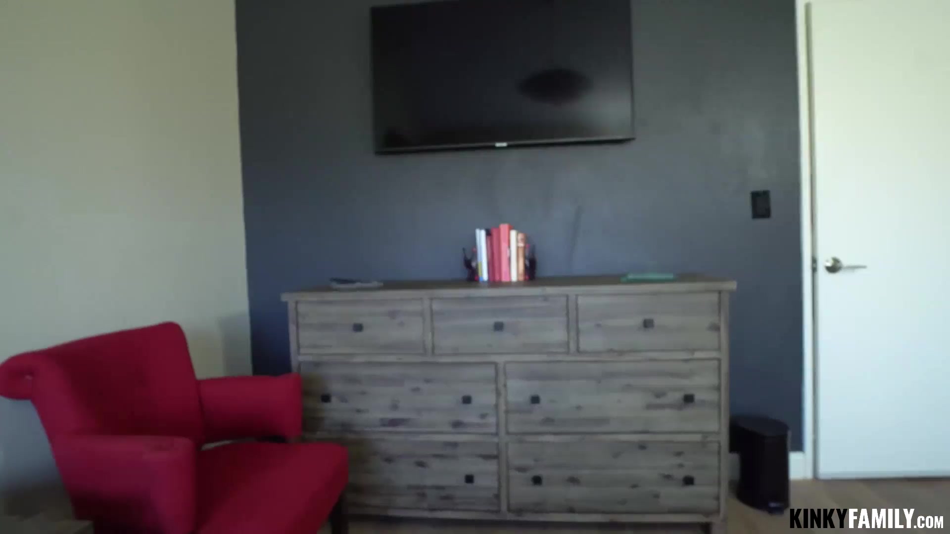 Kinky Family – Fucking my yoga-loving stepsis Jade Reign