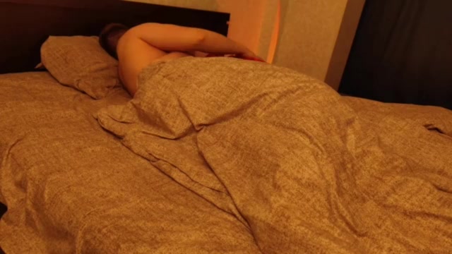 Мы уже легли спать, но ее страсть взяла верх, и она оседлала меня в обратной позе наездницы и получила мою сперму в свою киску – RedHot Fox