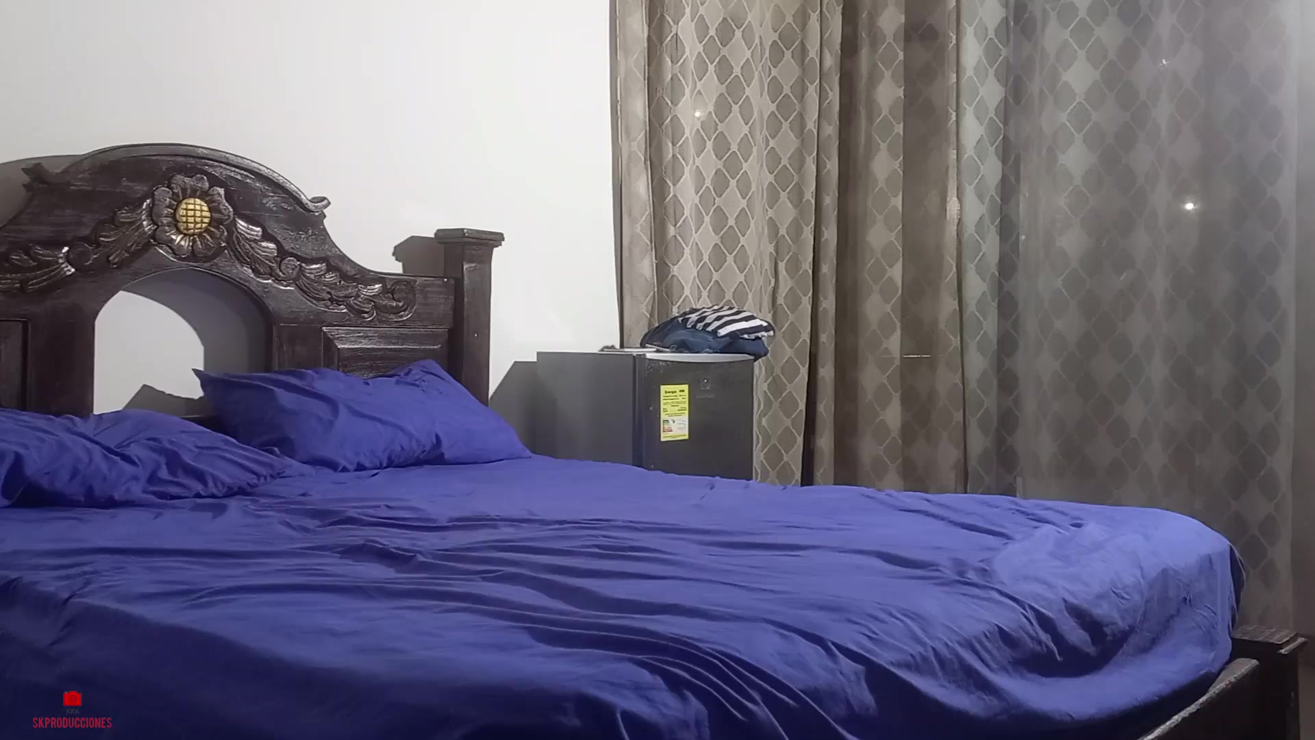 Después de un largo y cansado día, me acuesto con mi hermanastra y terminamos follando muy apasionado.