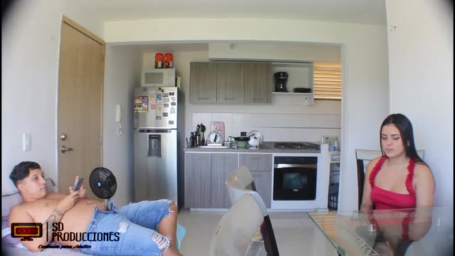 Hermanastra cachonda le gusta experimentar nuevas cosas