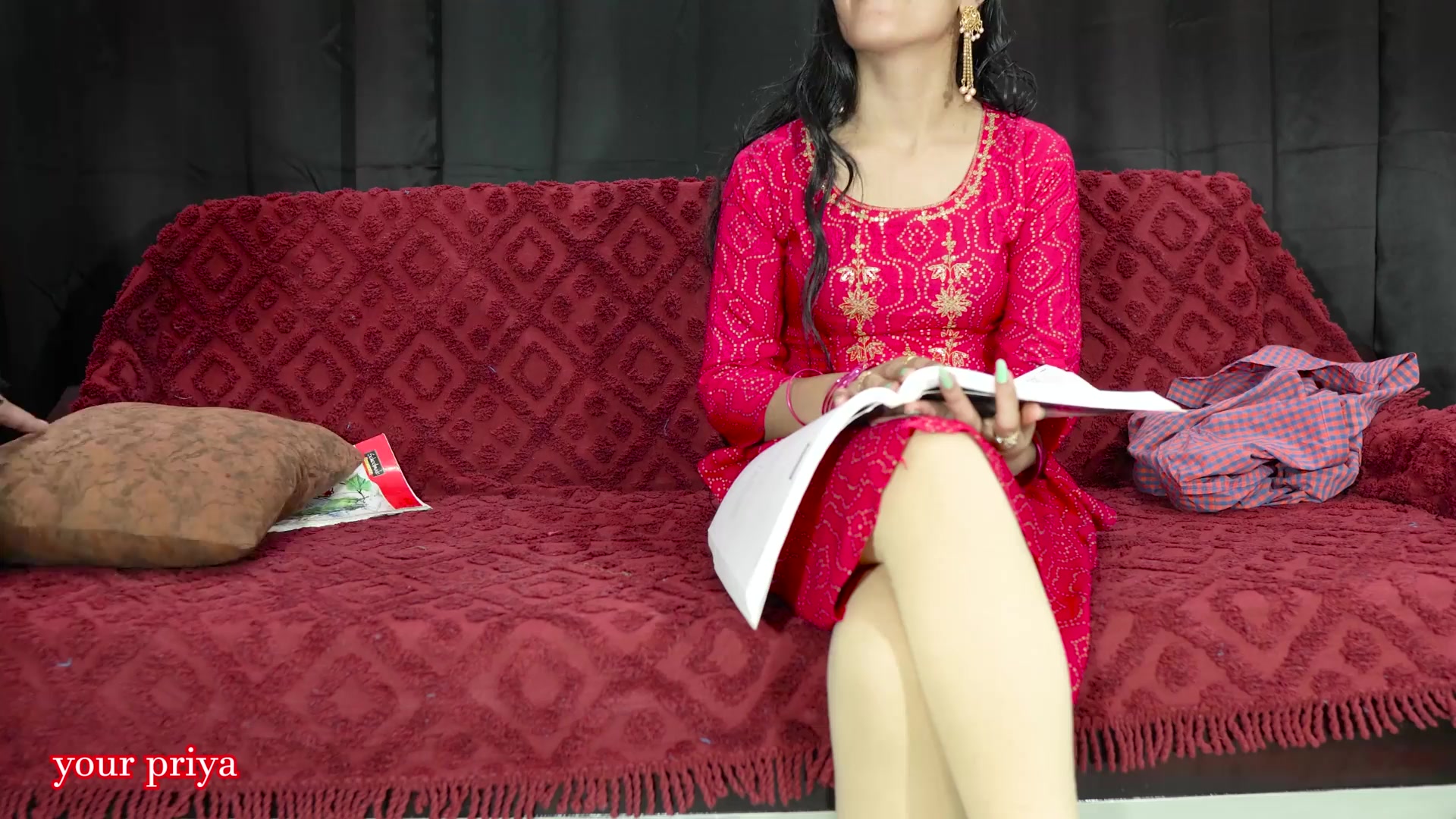 प्रिया के भाई ने जब उसे टच किया तो वो गरम हो गयी और अपनी चूत मे उसका बड़ा लंड लिया | साफ़ हिन्दी आवाज मे |