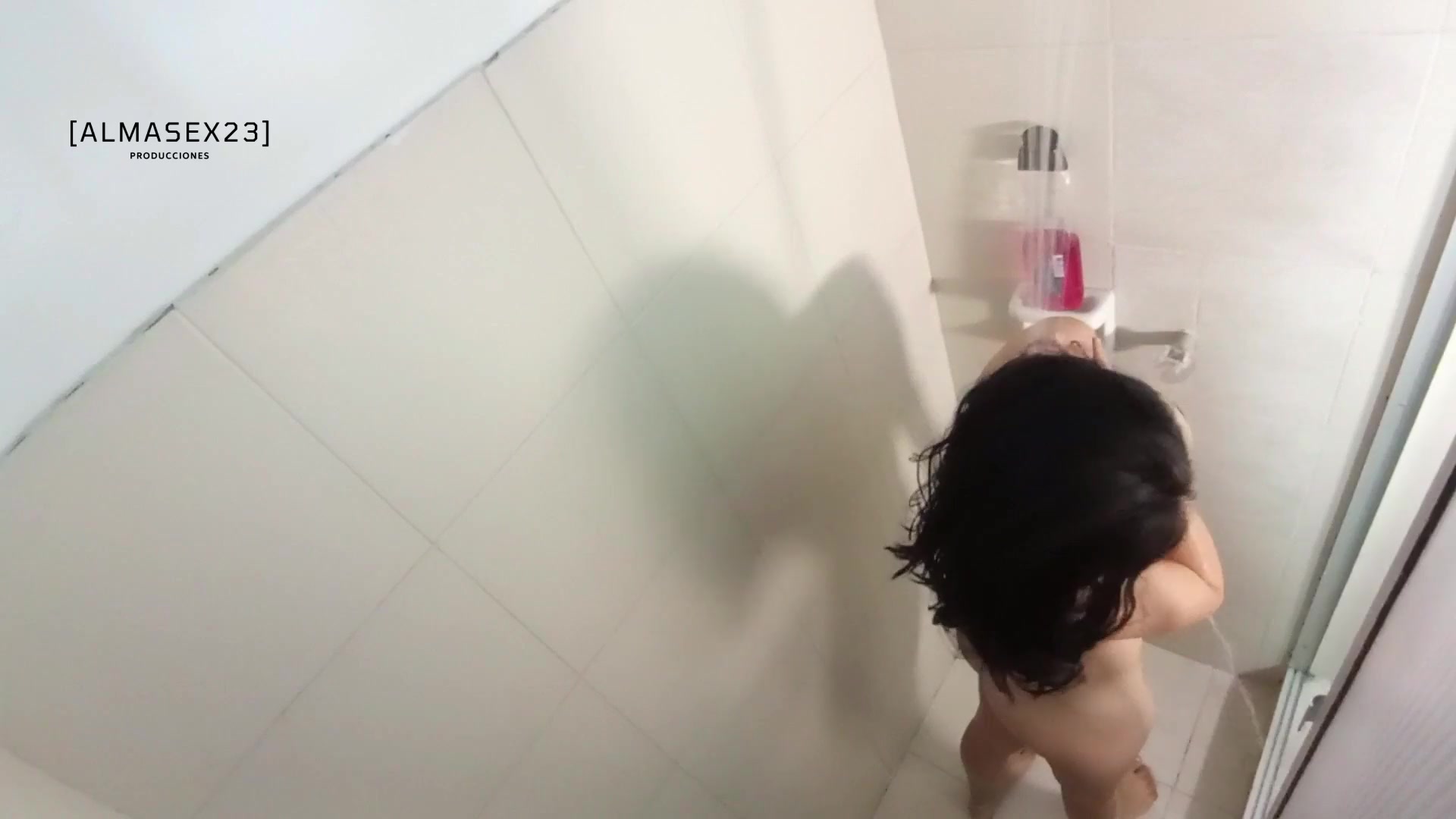 Follando a mi hermanastra caliente en el baño, termino corriendome en su culo.