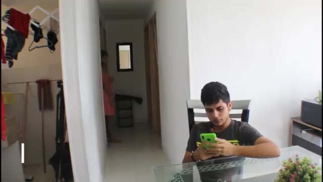 A MI HERMANASTRA SE LE CAE LA TOALLA