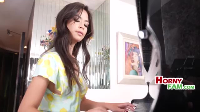 Stepdaughter plays the piano while her pussy