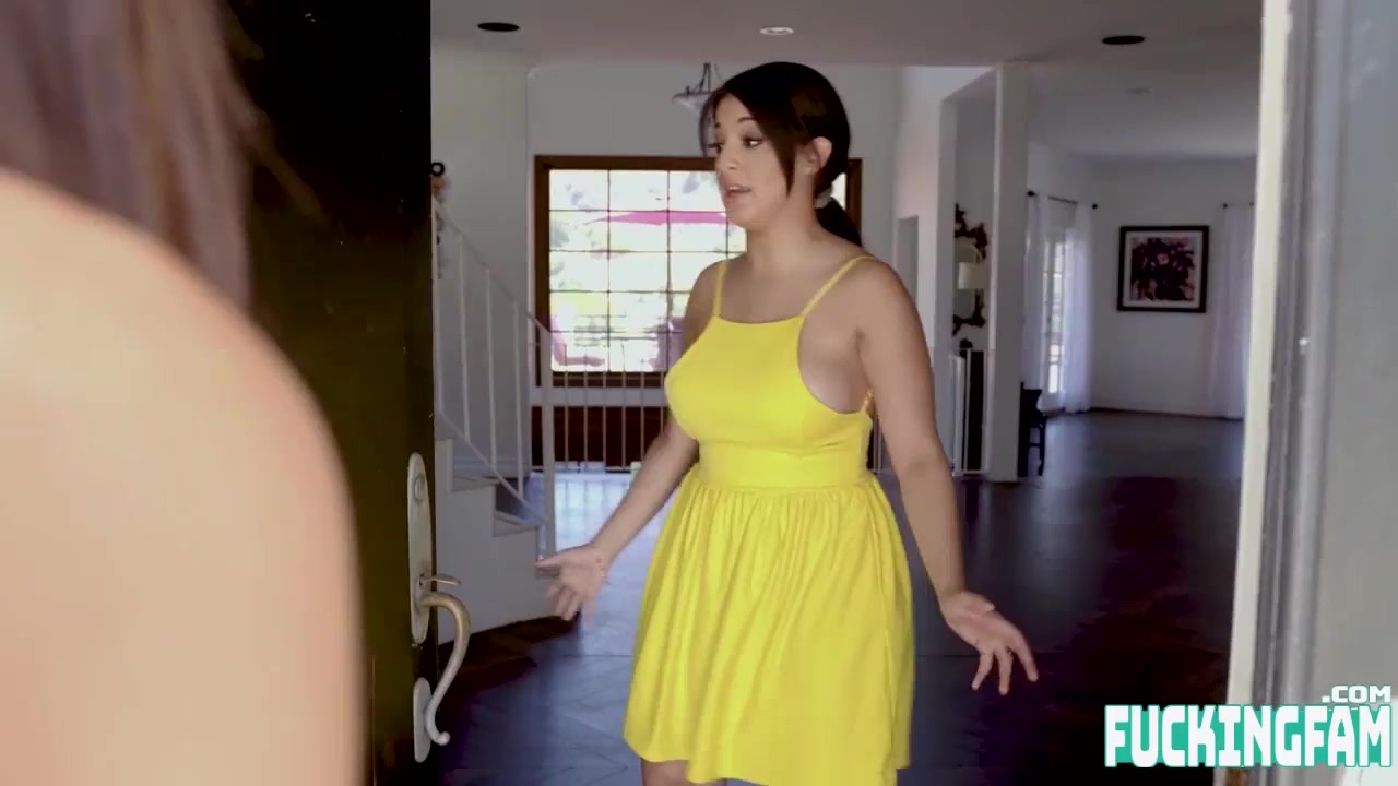 Kylie Rocket In Sneakily Shows Real Wet Pussy