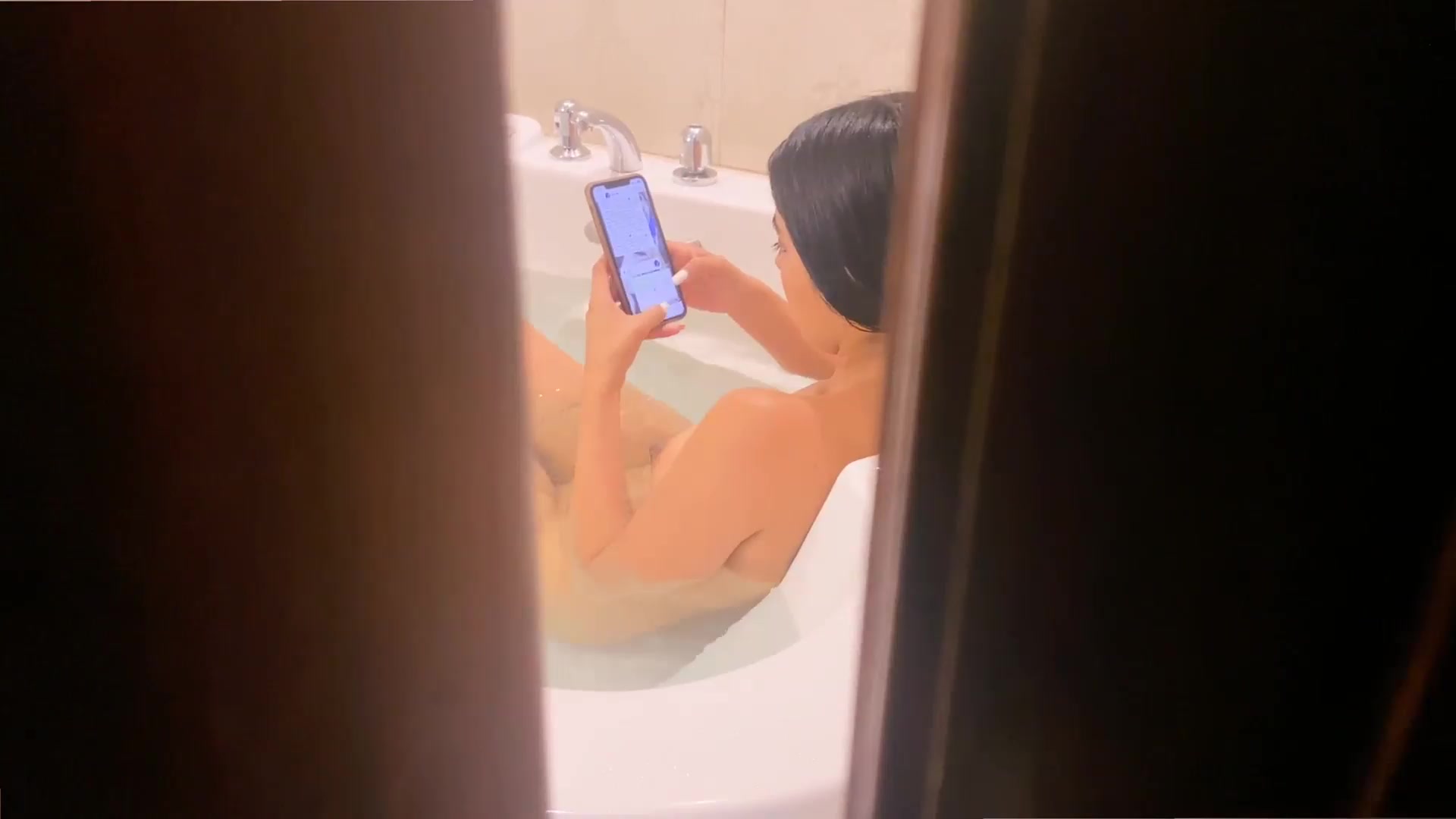 ESPIANDO A MI HERMANA DESNUDA EN LA BAÑERA Y SE DA CUENTA ( Final Feliz )