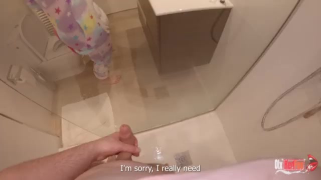 Сводная сестра сосет мой член, пока я принимаю душ и кончаю ей в горло