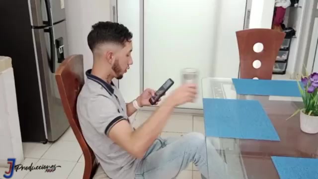 HERMANASTRA CACHONDA ME SEDUCE MIENTRAS ESTOY EN EL COMEDOR – 1 PARTE