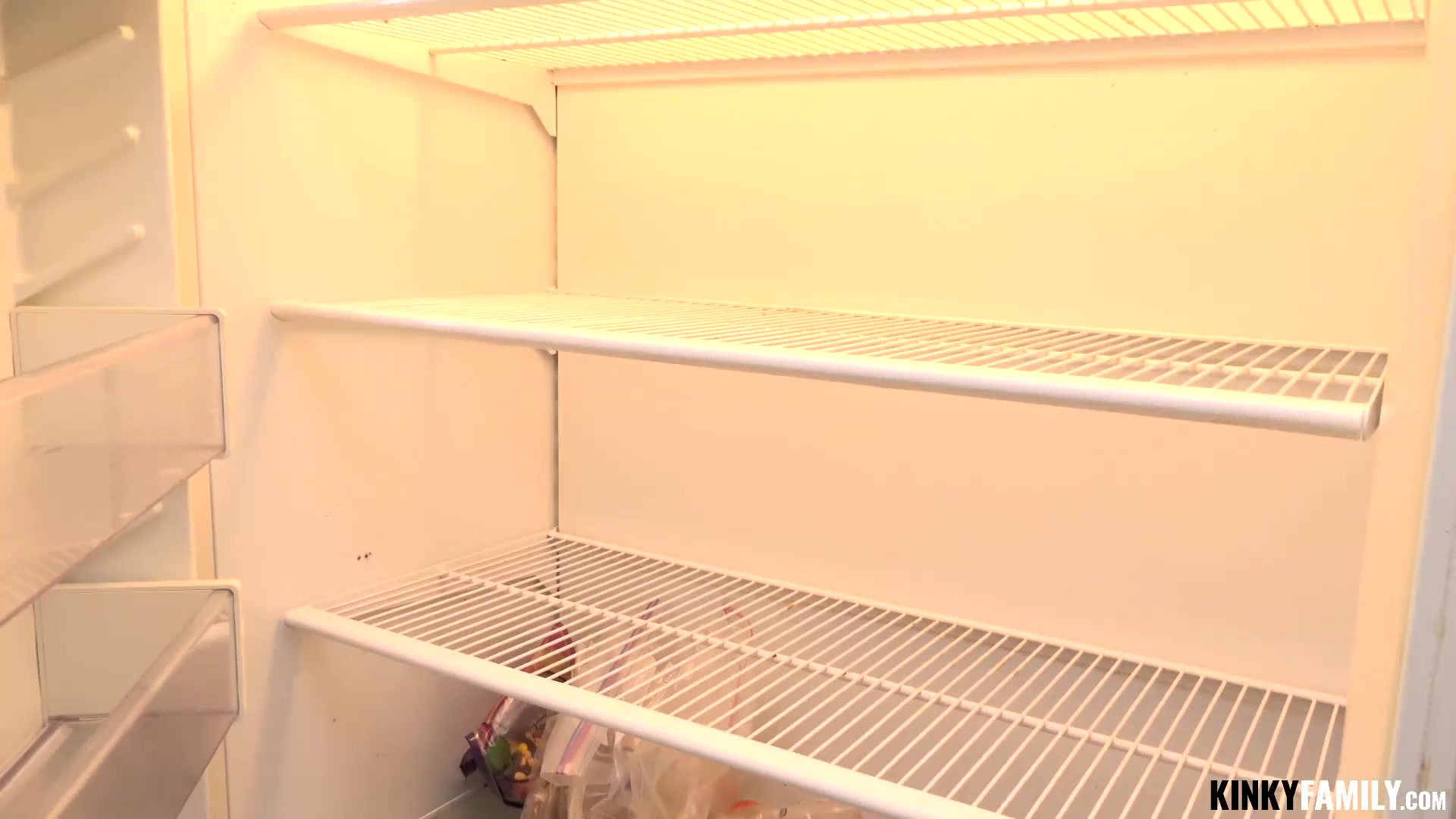 Kinky Family – Turned stepsis Athena Faris into fuck buddy