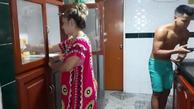 Mi hermanastra y yo estamos solos en casa