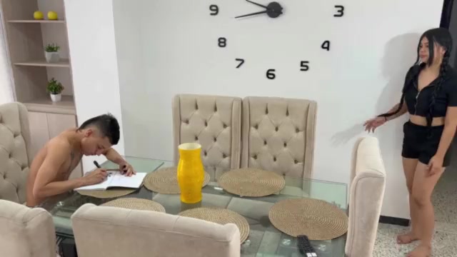 Ayudando a mi hermanastra con su tarea de sexología.