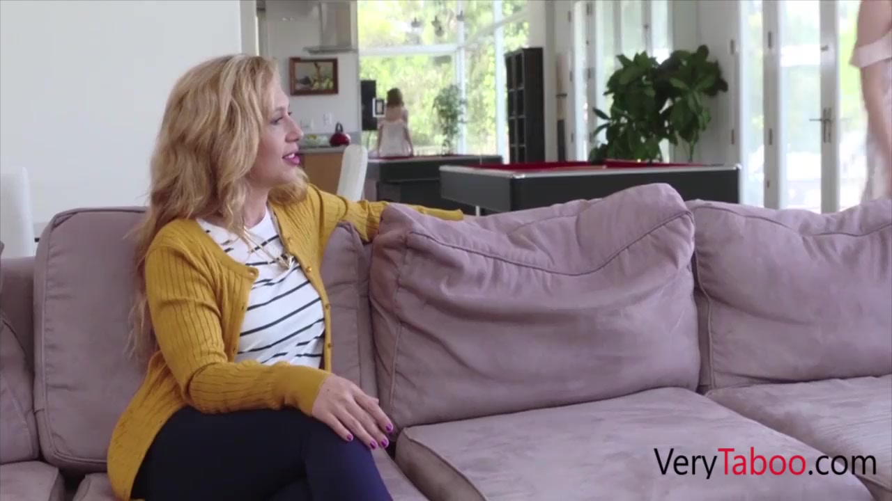 Stepmom watches stepdaughter fucking – Rosalyn Sphinx